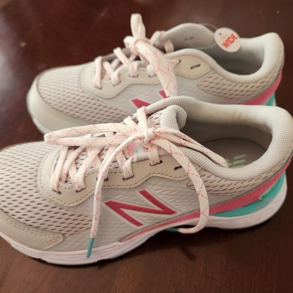 New Balance shoes - Picture 3 of 4